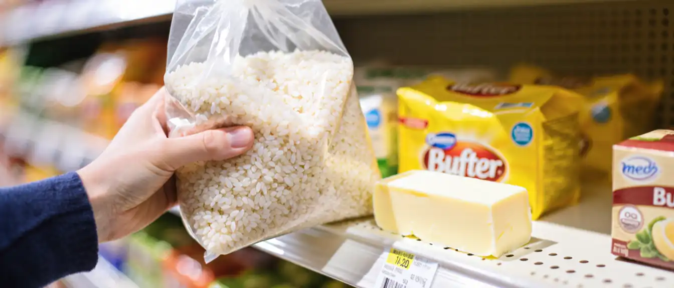 Продуктовый дефляционный маневр: что заметно подешевело на полках магазинов