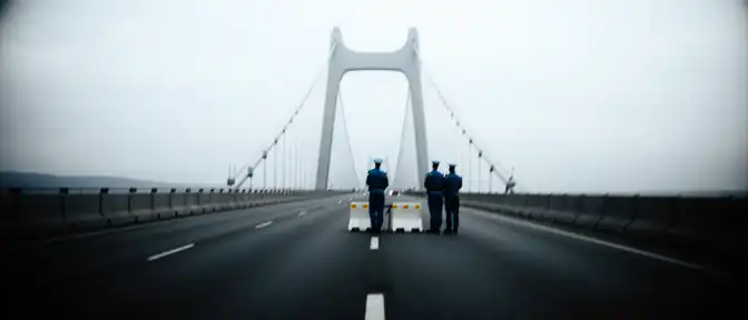 Очередная пауза на Крымском мосту: движение приостановлено из-за мер безопасности