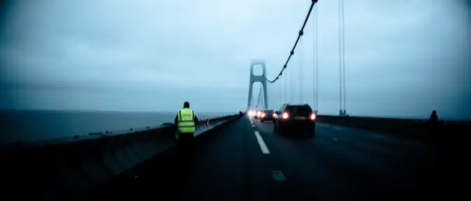 Проезд по Крымскому мосту временно приостановлен: движение транспорта ограничено
